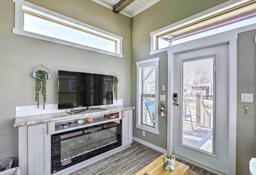 Tiny Home W/ Pool Access, 8 Mi To Downtown Austin!