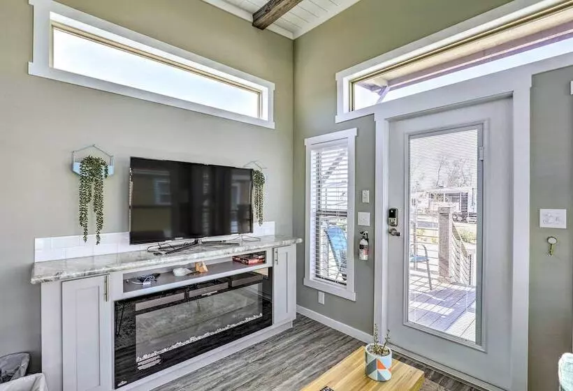 Tiny Home W/ Pool Access, 8 Mi To Downtown Austin!