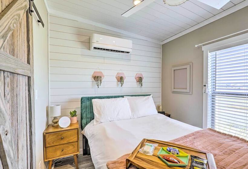 Tiny Home W/ Pool Access, 8 Mi To Downtown Austin!