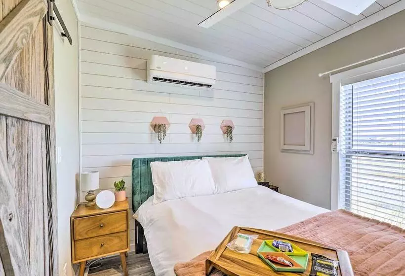 Tiny Home W/ Pool Access, 8 Mi To Downtown Austin!