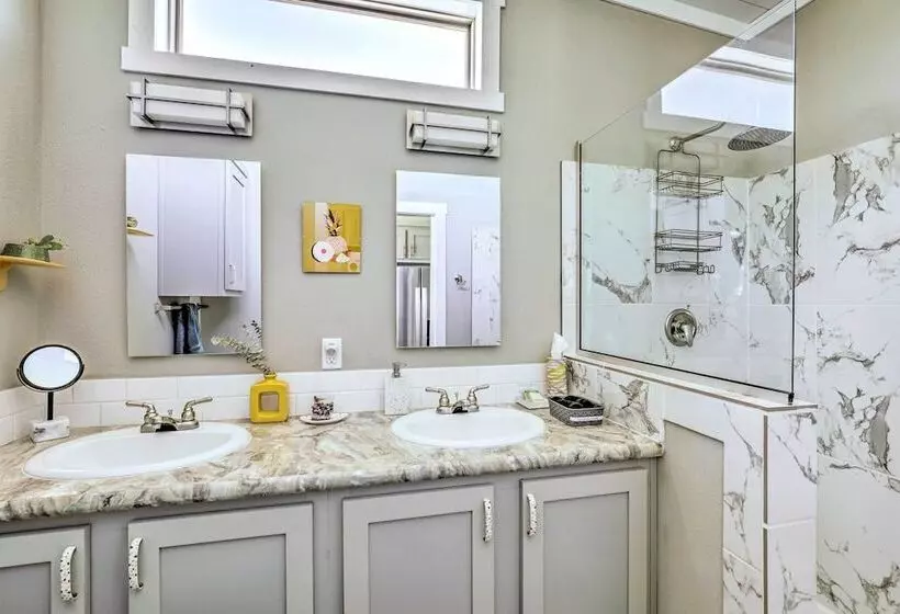 Tiny Home W/ Pool Access, 8 Mi To Downtown Austin!