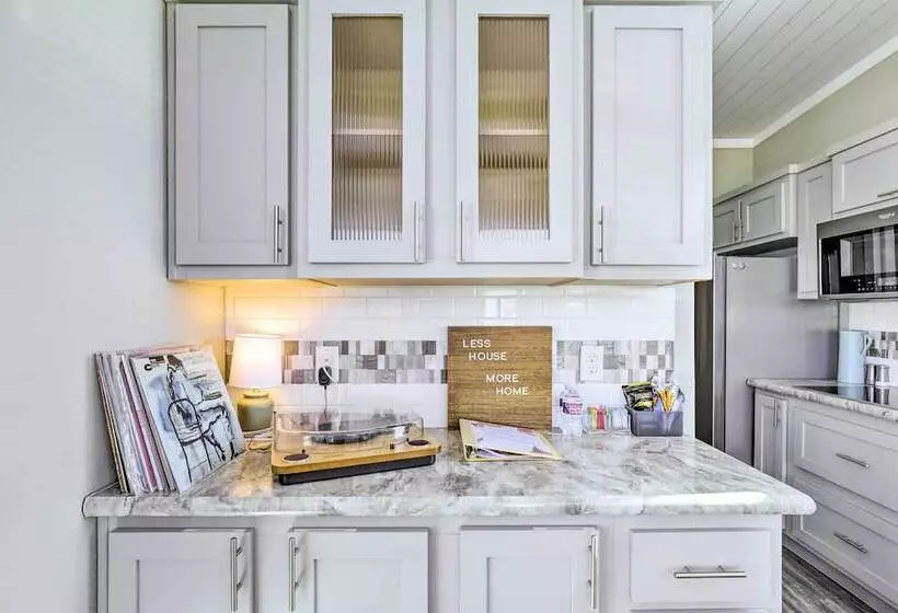 Tiny Home W/ Pool Access, 8 Mi To Downtown Austin!