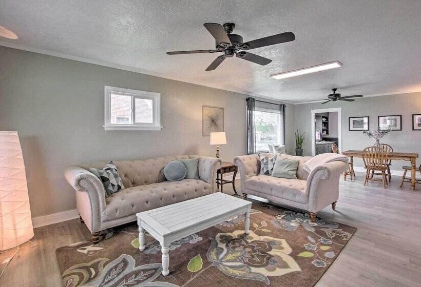 Convenient Preston Retreat W/ Private Yard!