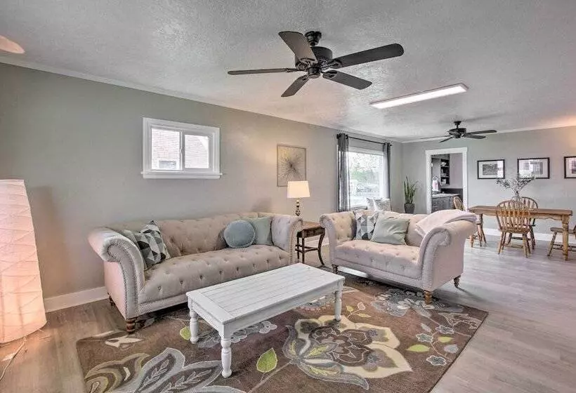 Convenient Preston Retreat W/ Private Yard!