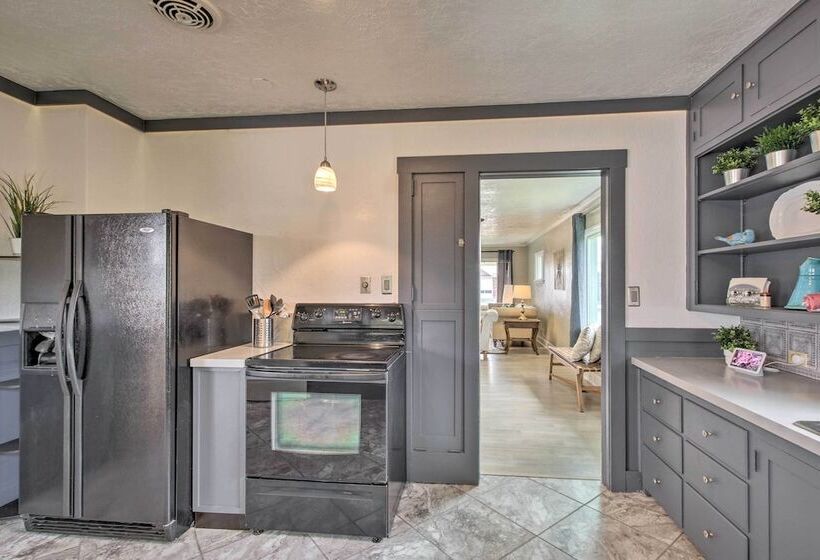 Convenient Preston Retreat W/ Private Yard!