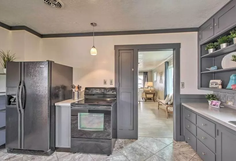 Convenient Preston Retreat W/ Private Yard!