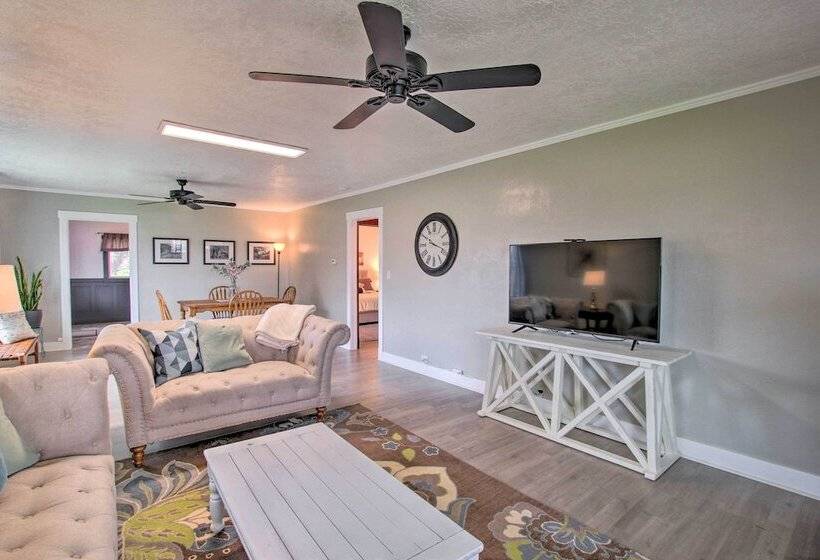 Convenient Preston Retreat W/ Private Yard!