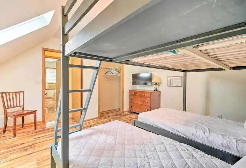 Cozy Auburn Retreat W/ Hot Tub   Walk To Lake