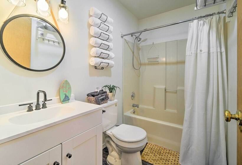 Cozy Auburn Retreat W/ Hot Tub   Walk To Lake