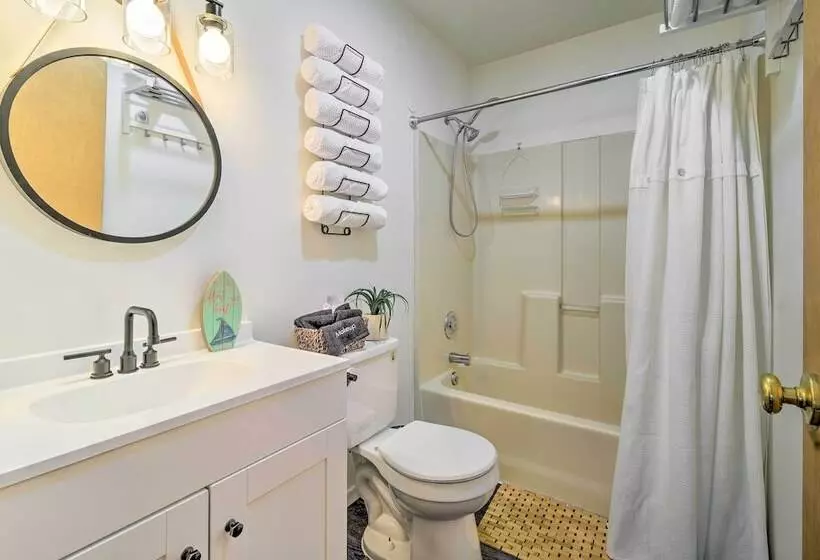 Cozy Auburn Retreat W/ Hot Tub   Walk To Lake