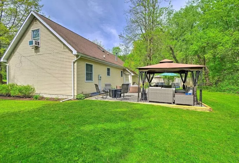 Cozy Auburn Retreat W/ Hot Tub   Walk To Lake