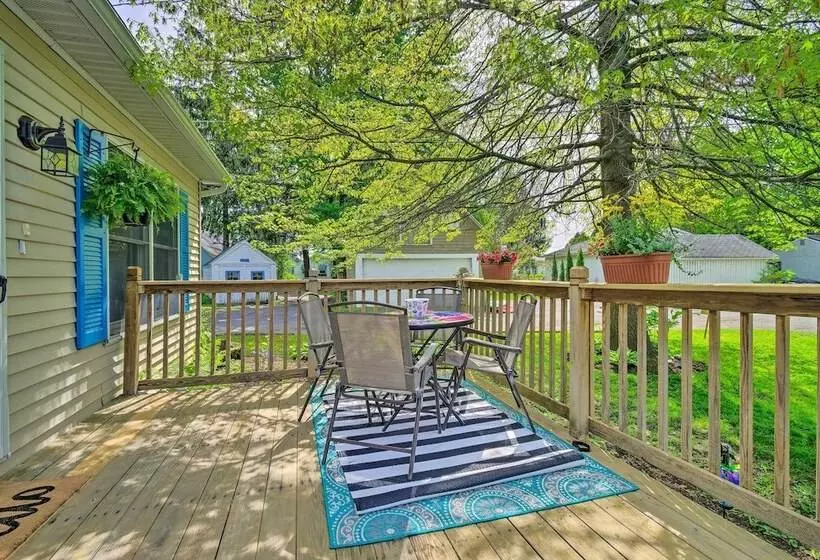 Cozy Auburn Retreat W/ Hot Tub   Walk To Lake