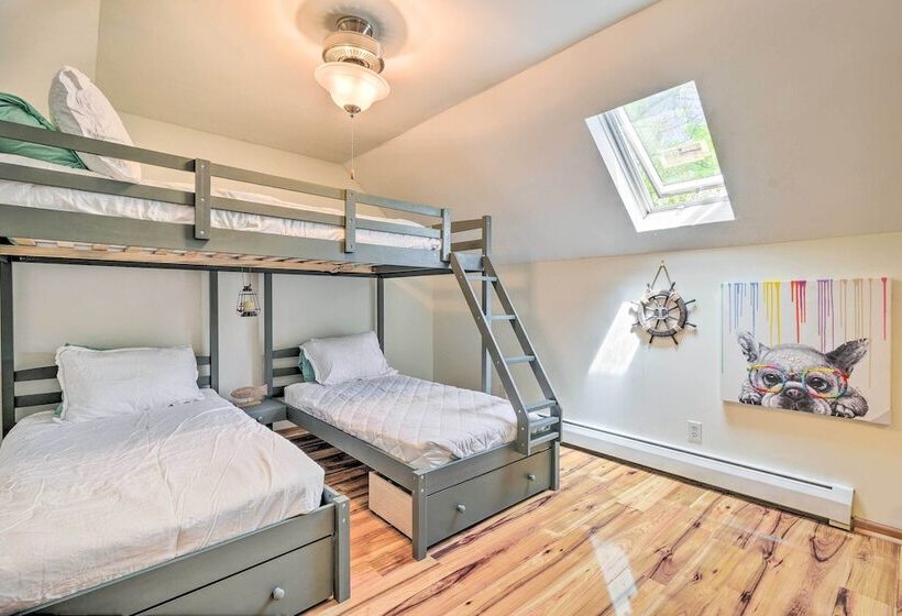 Cozy Auburn Retreat W/ Hot Tub   Walk To Lake