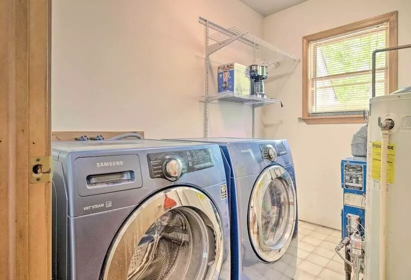 Cozy Auburn Retreat W/ Hot Tub   Walk To Lake