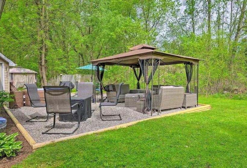 Cozy Auburn Retreat W/ Hot Tub   Walk To Lake