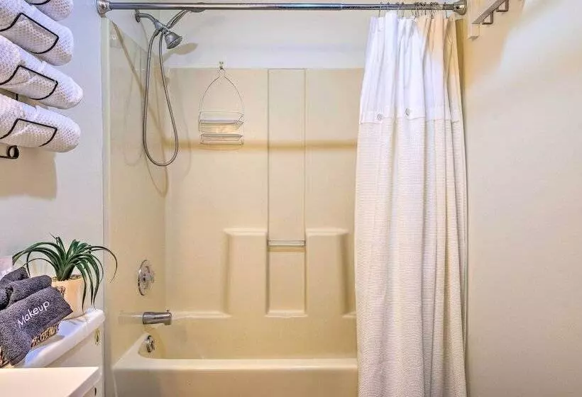 Cozy Auburn Retreat W/ Hot Tub   Walk To Lake