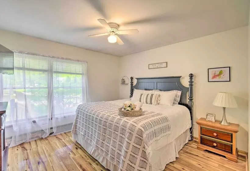 Cozy Auburn Retreat W/ Hot Tub   Walk To Lake