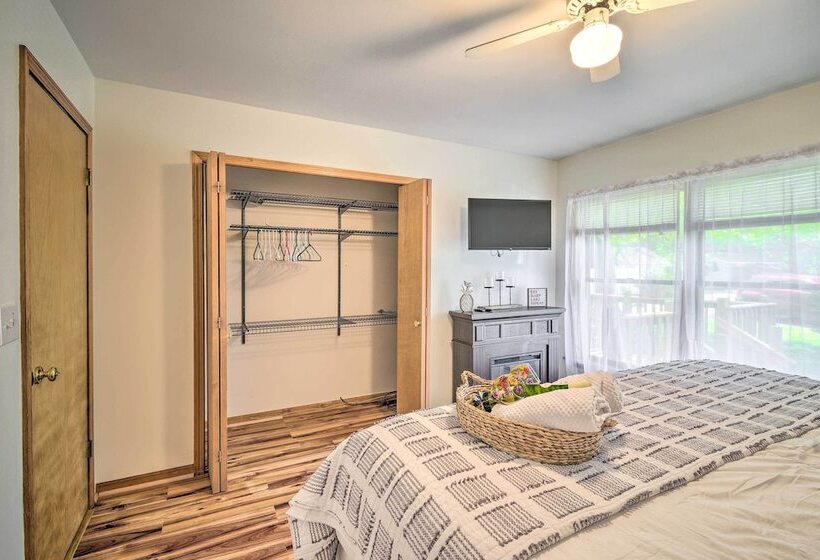 Cozy Auburn Retreat W/ Hot Tub   Walk To Lake