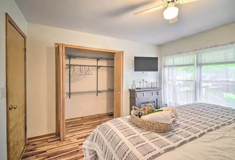 Cozy Auburn Retreat W/ Hot Tub   Walk To Lake