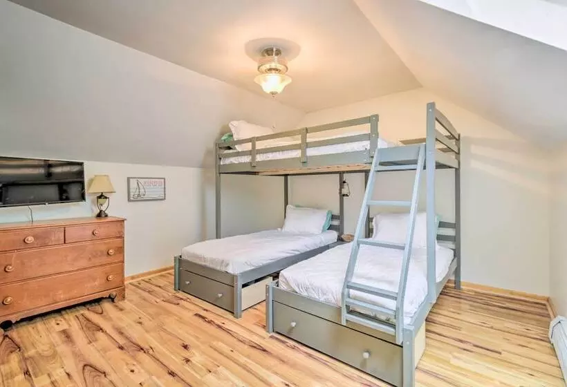 Cozy Auburn Retreat W/ Hot Tub   Walk To Lake