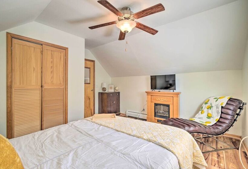 Cozy Auburn Retreat W/ Hot Tub   Walk To Lake