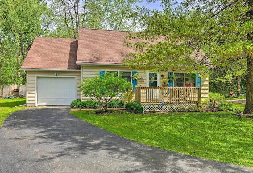 Cozy Auburn Retreat W/ Hot Tub   Walk To Lake