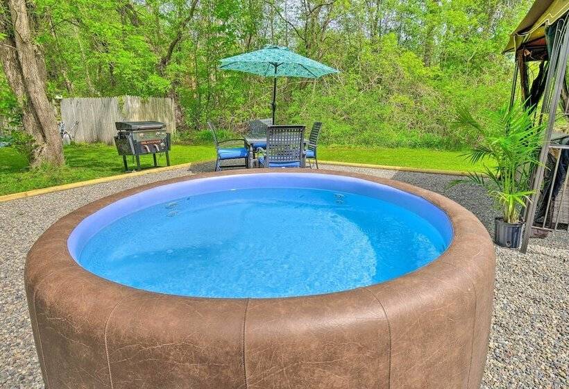 Cozy Auburn Retreat W/ Hot Tub   Walk To Lake