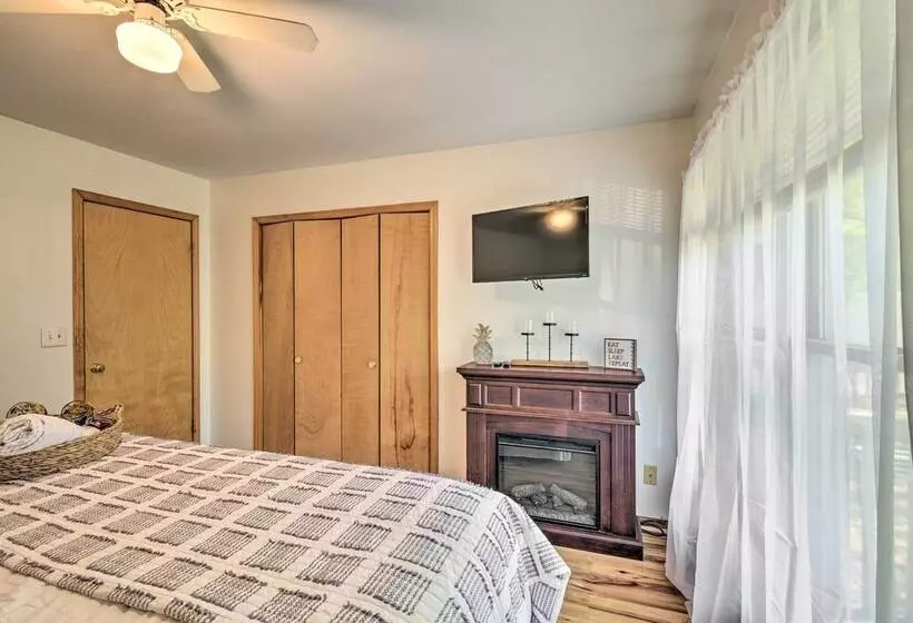 Cozy Auburn Retreat W/ Hot Tub   Walk To Lake