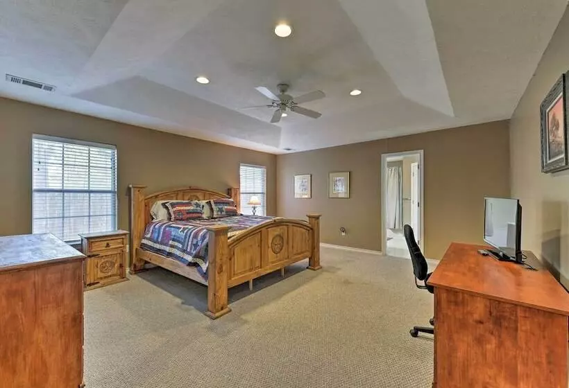 Cozy College Station Home W/ Patio And Fireplace