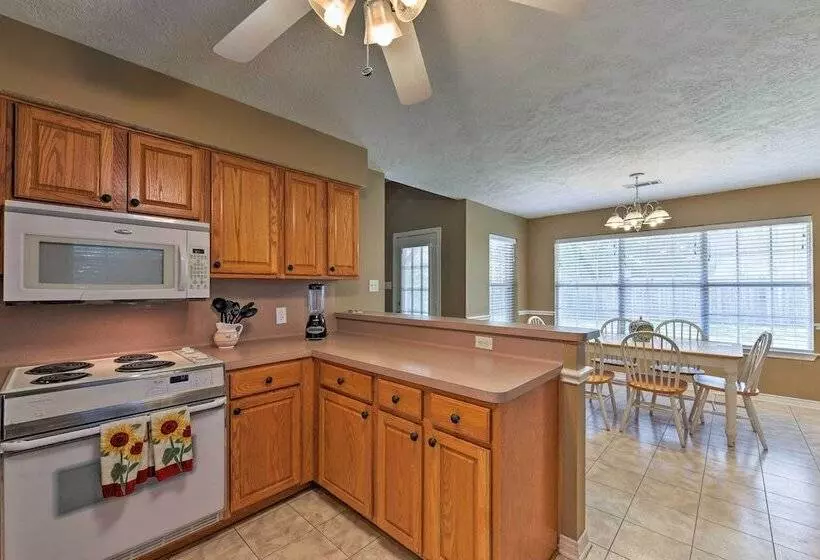 Cozy College Station Home W/ Patio And Fireplace