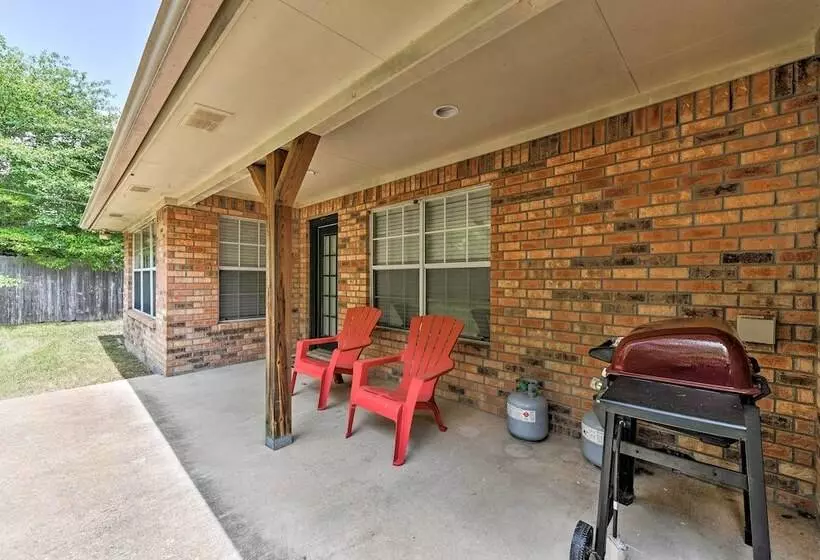 Cozy College Station Home W/ Patio And Fireplace