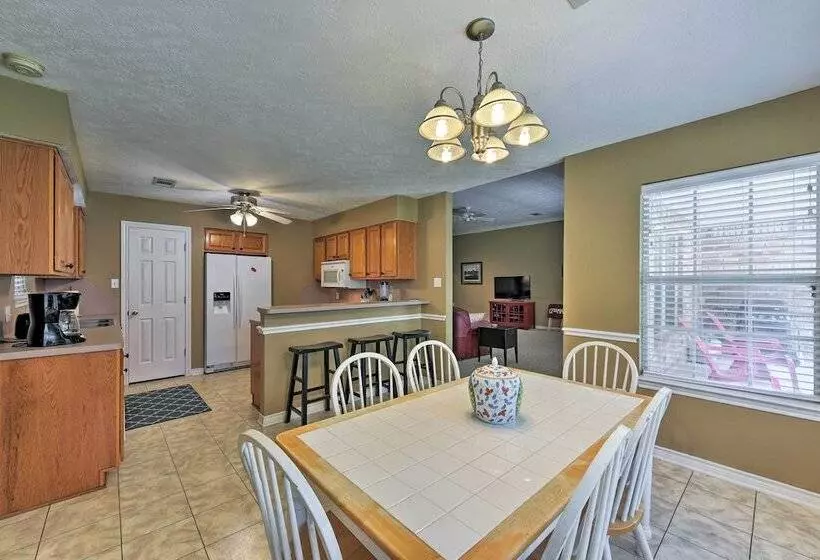 Cozy College Station Home W/ Patio And Fireplace