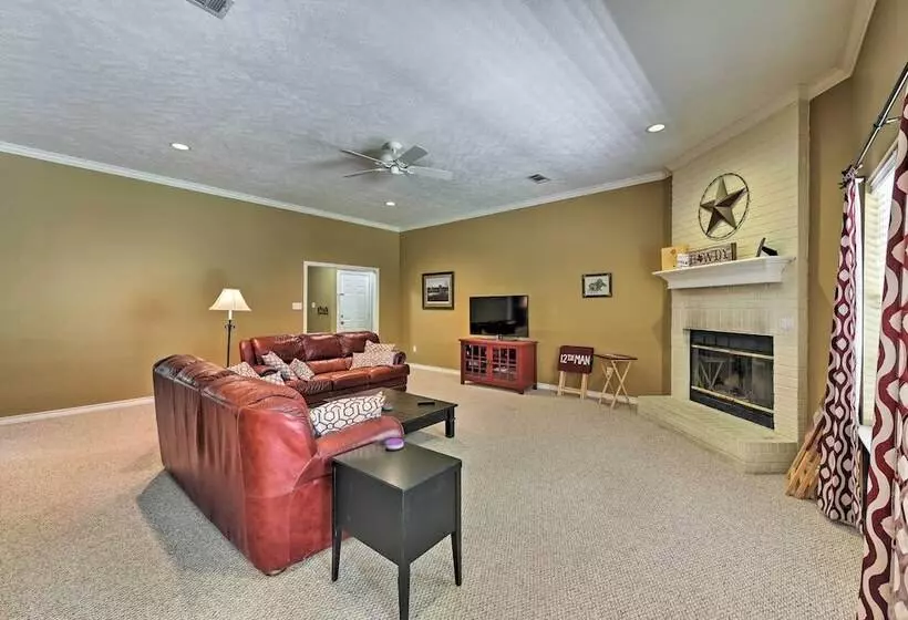 Cozy College Station Home W/ Patio And Fireplace
