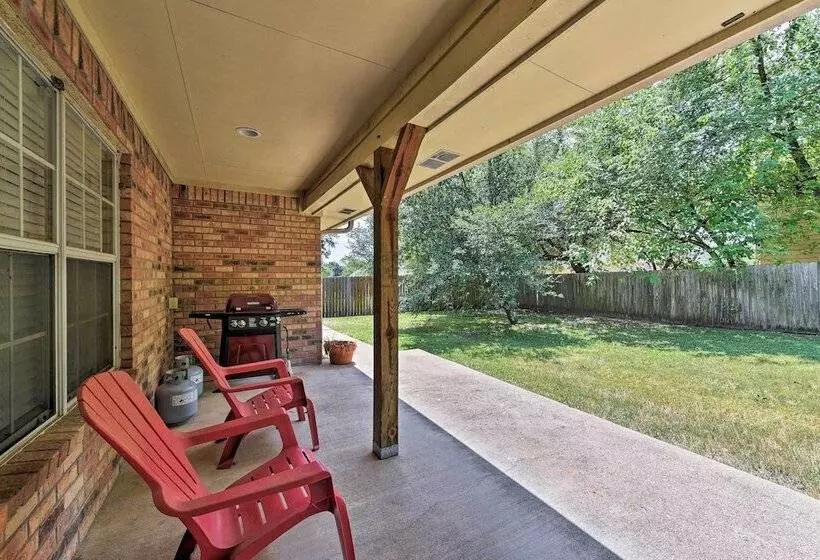 Cozy College Station Home W/ Patio And Fireplace