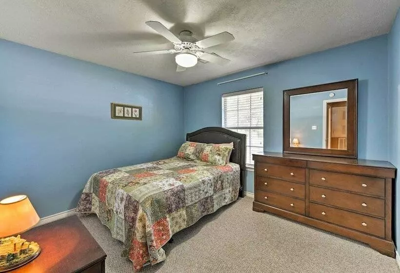 Cozy College Station Home W/ Patio And Fireplace