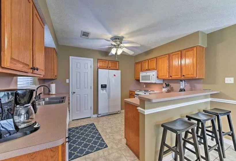 Cozy College Station Home W/ Patio And Fireplace