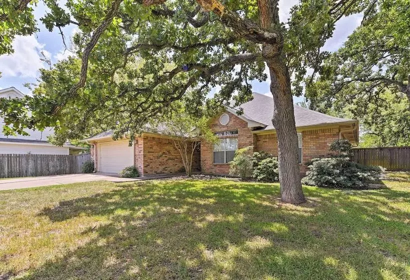Cozy College Station Home W/ Patio And Fireplace