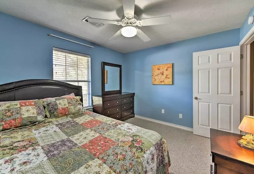 Cozy College Station Home W/ Patio And Fireplace