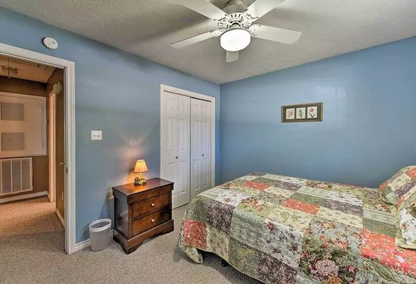 Cozy College Station Home W/ Patio And Fireplace