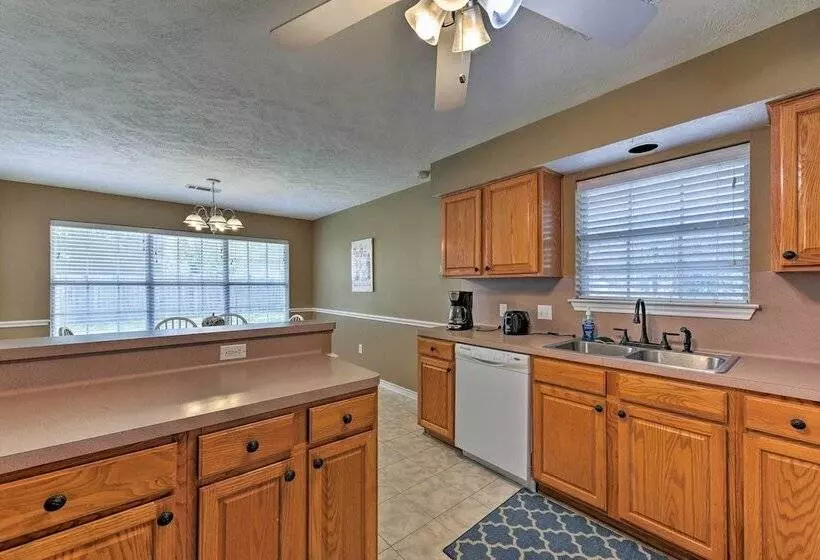 Cozy College Station Home W/ Patio And Fireplace