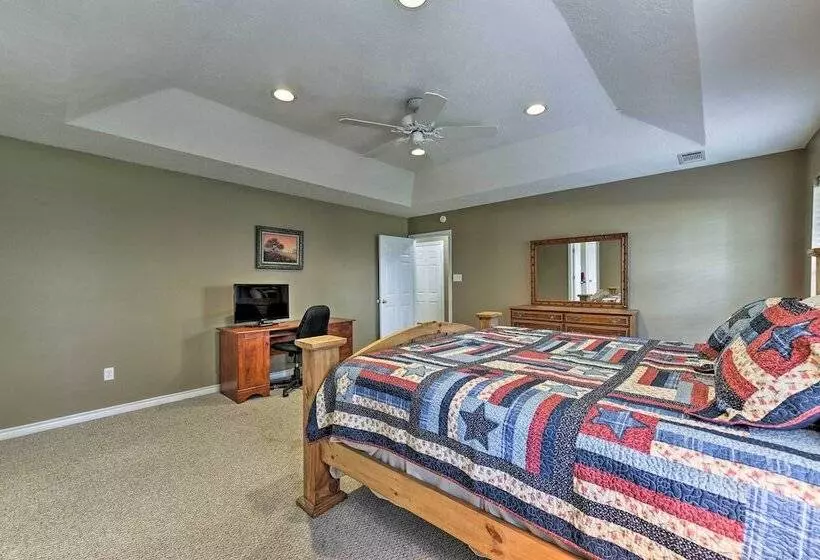 Cozy College Station Home W/ Patio And Fireplace