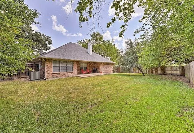 Cozy College Station Home W/ Patio And Fireplace