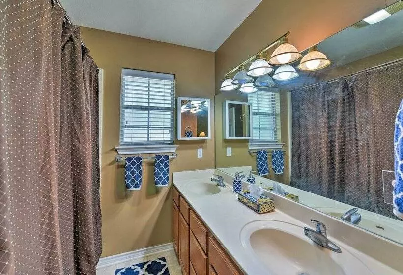 Cozy College Station Home W/ Patio And Fireplace