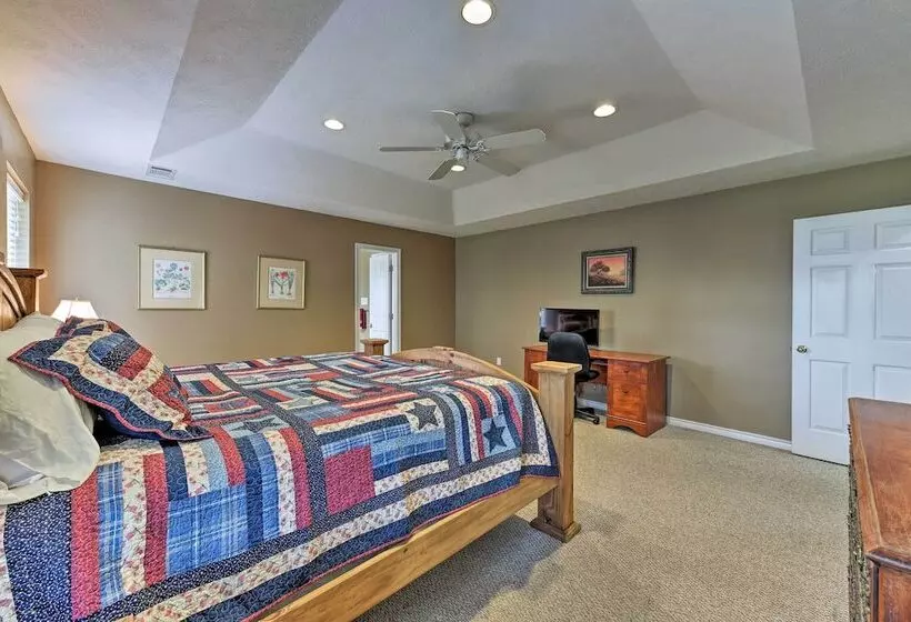 Cozy College Station Home W/ Patio And Fireplace
