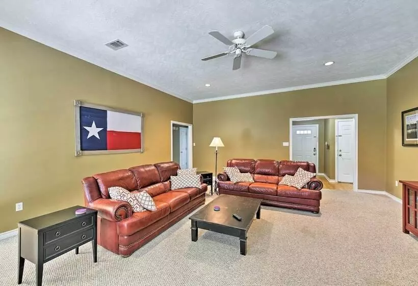 Cozy College Station Home W/ Patio And Fireplace