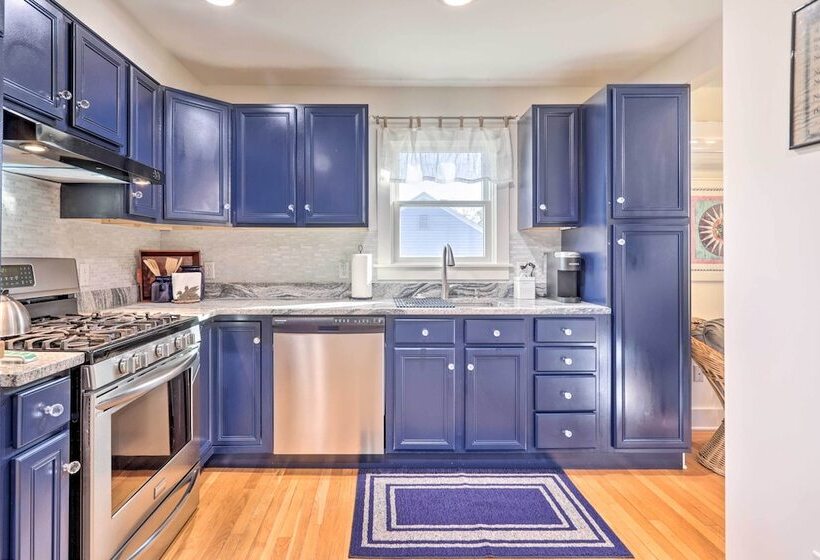Cozy Historic Wakefield Home Close To Beaches