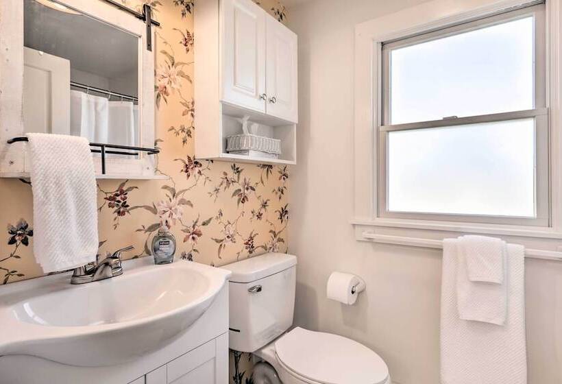 Cozy Historic Wakefield Home Close To Beaches