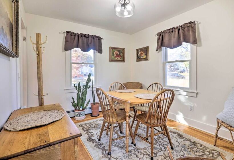 Cozy Historic Wakefield Home Close To Beaches