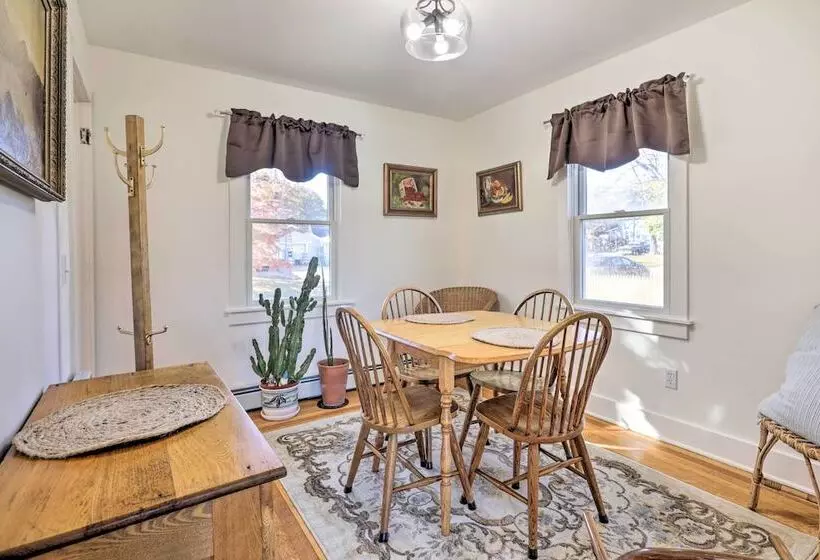 Cozy Historic Wakefield Home Close To Beaches