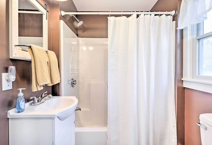 Cozy Historic Wakefield Home Close To Beaches